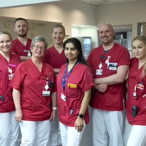 En gruppe mennesker iført røde skjorter