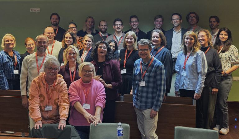 En gruppe mennesker som poserer for et bilde