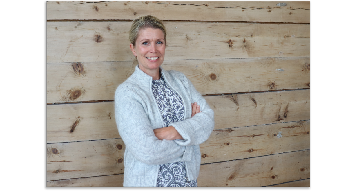 En person som står foran en trevegg