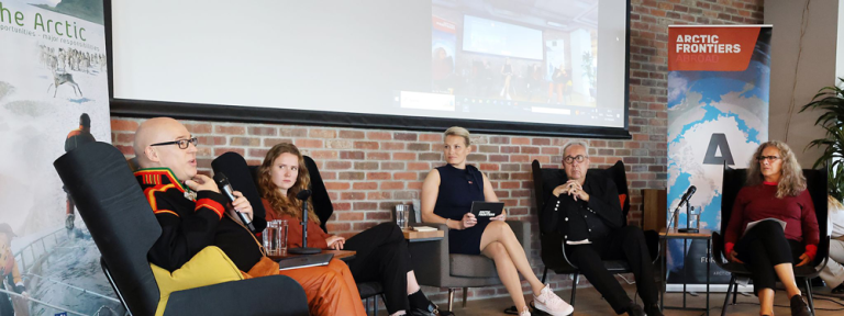 En gruppe mennesker som sitter i stoler