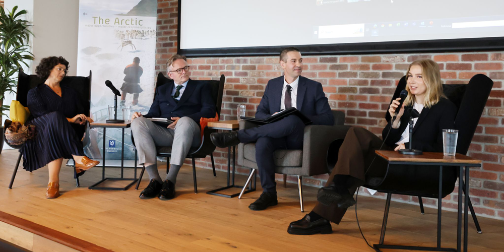 En gruppe mennesker som sitter i stoler