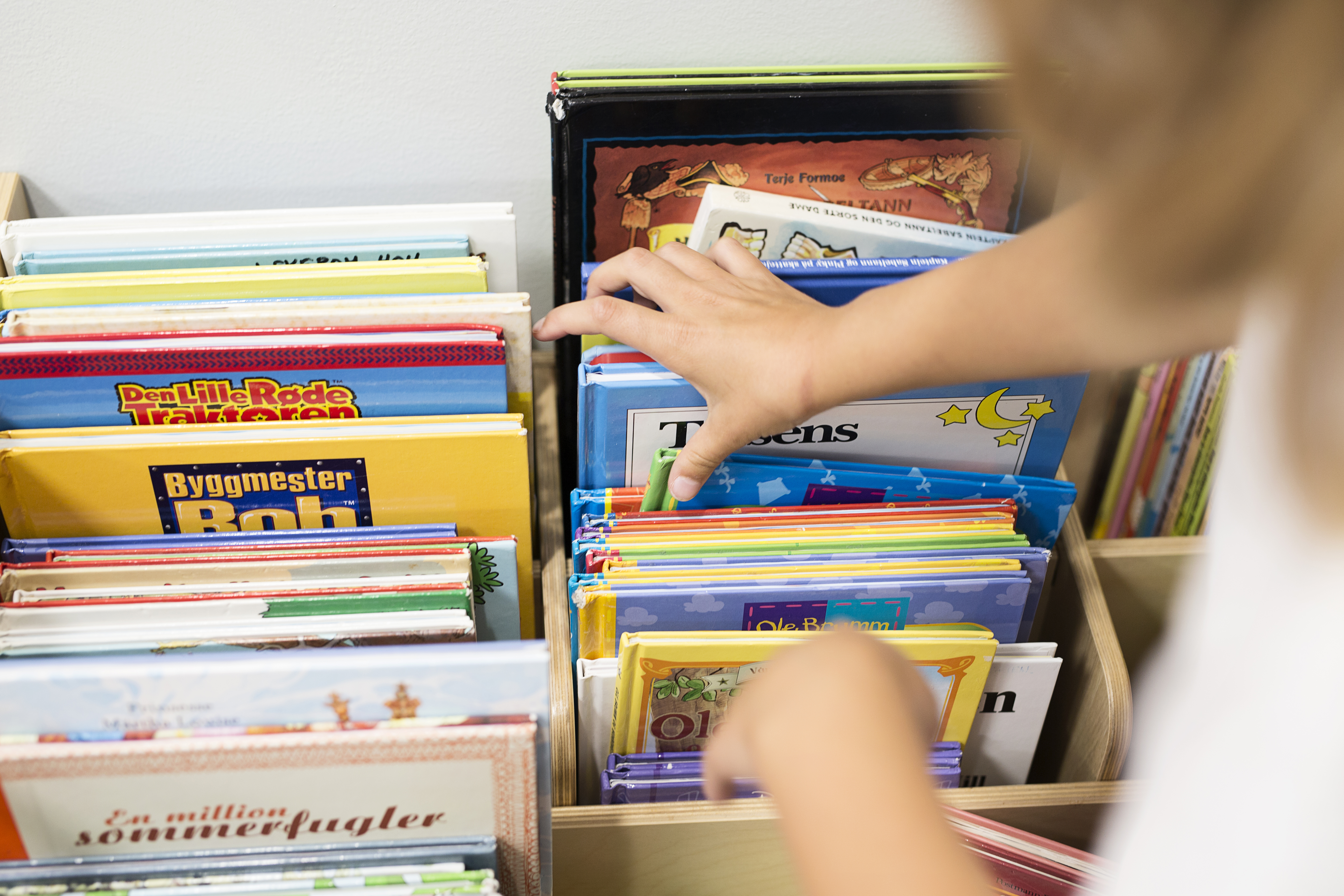 hand som grip etter bok