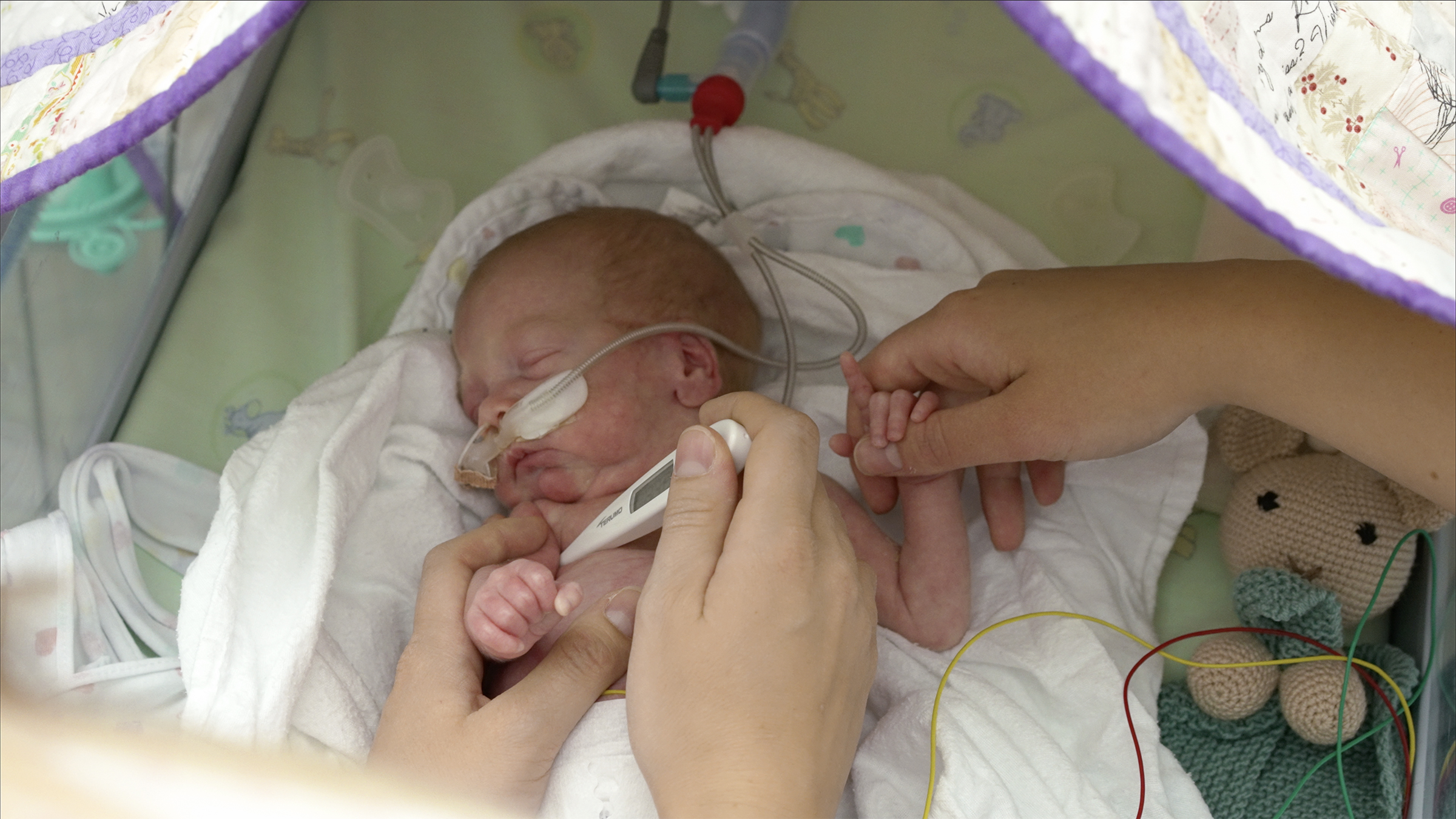 En baby som undersøkes av sykepleier