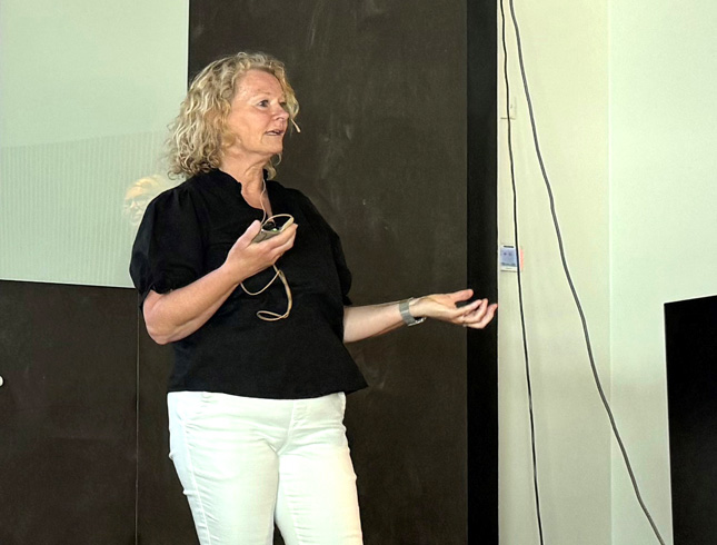 En person som står ved en vegg