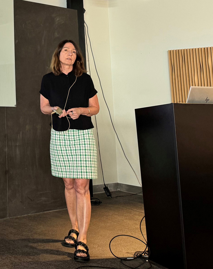 En person som holder en fjernkontroll