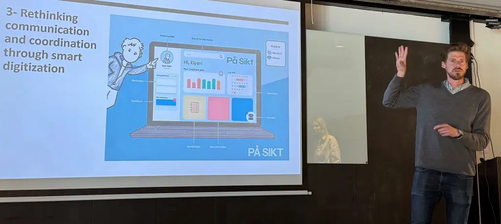 En person som står ved siden av en skjerm