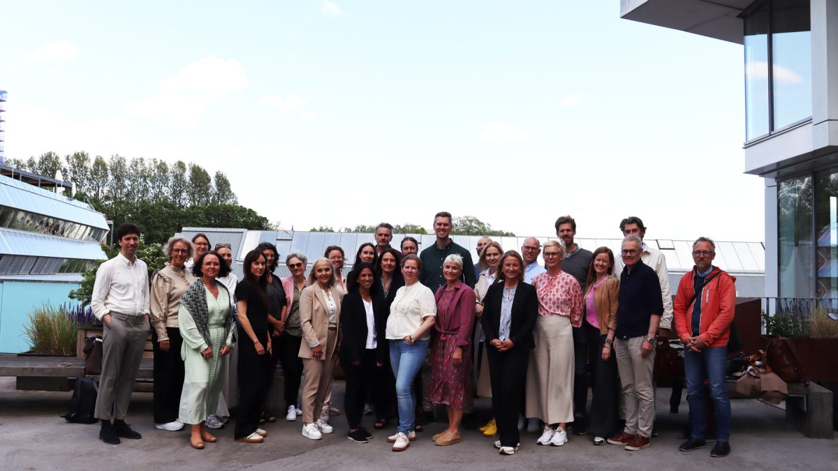 En gruppe mennesker som poserer for et bilde