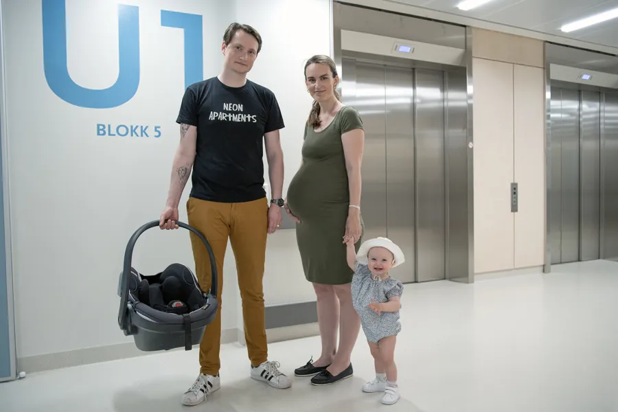 En mann og kvinne med et barn