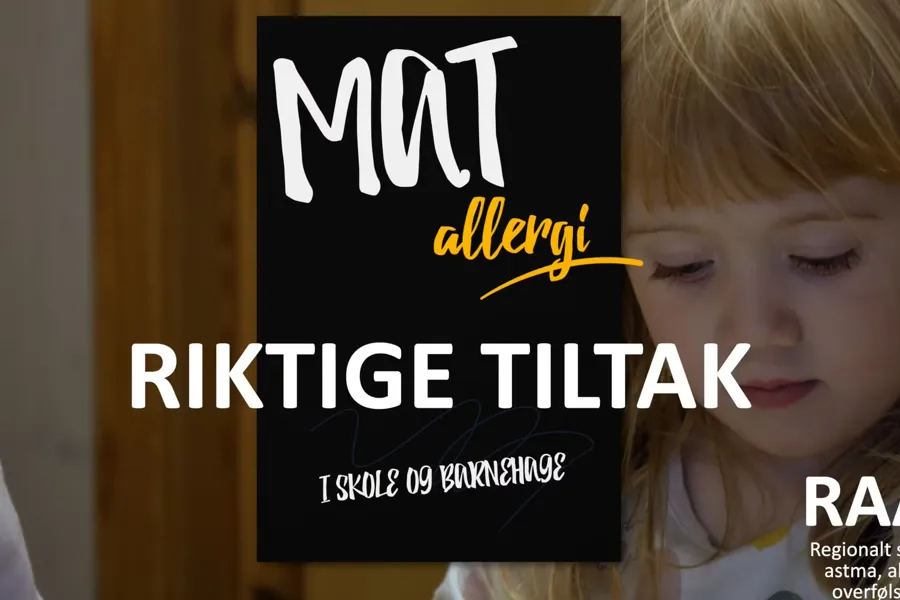 En person som ser på en plakat