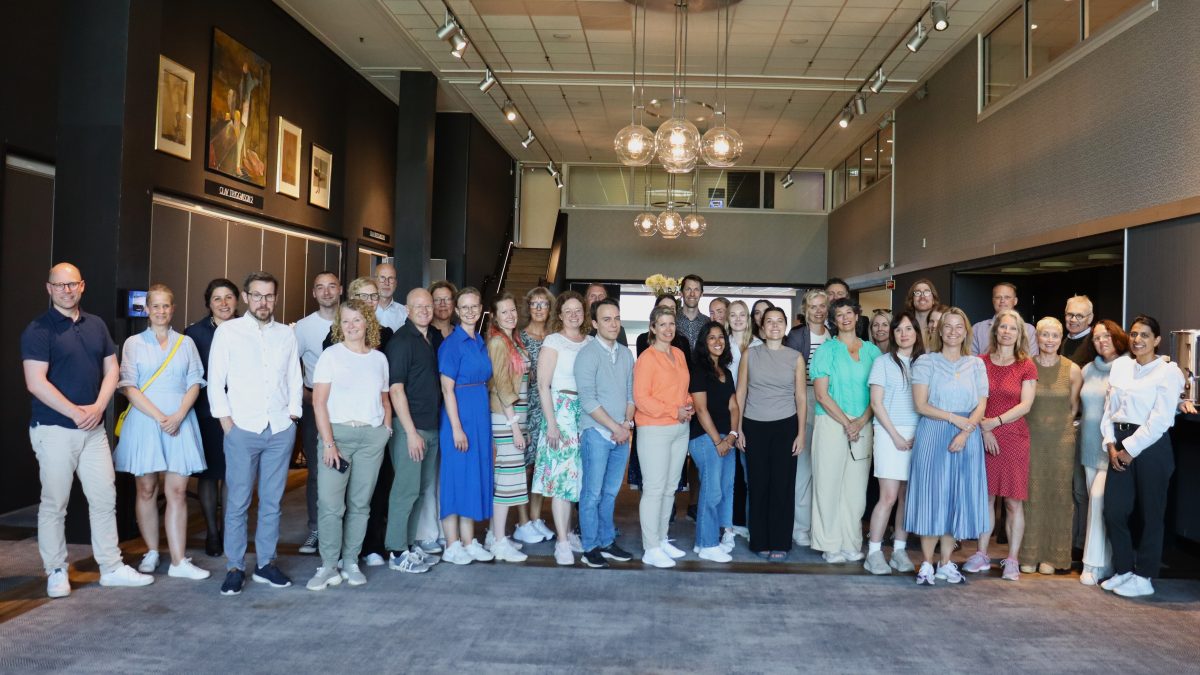 En gruppe mennesker som poserer for et bilde