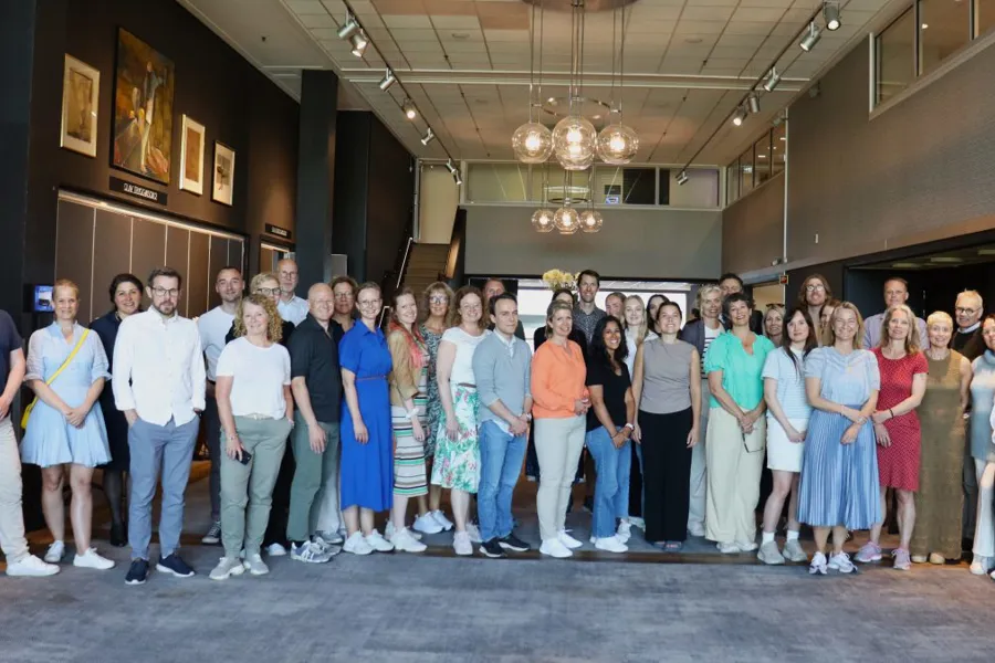 En gruppe mennesker som poserer for et bilde