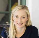 En kvinne med blondt hår