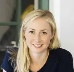 En kvinne med blondt hår