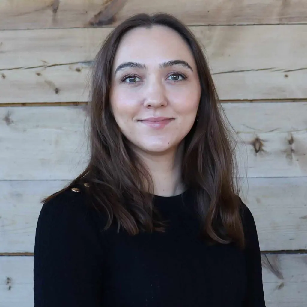 En kvinne som smiler til kameraet