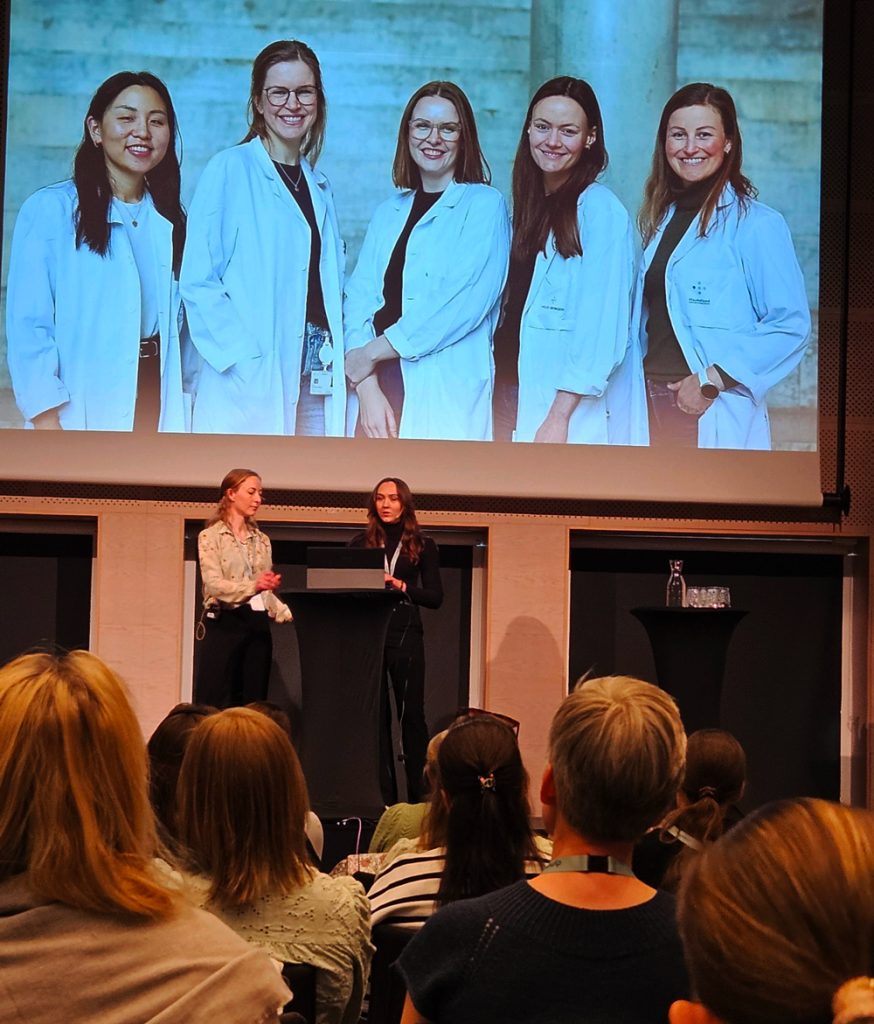 En gruppe mennesker på en scene