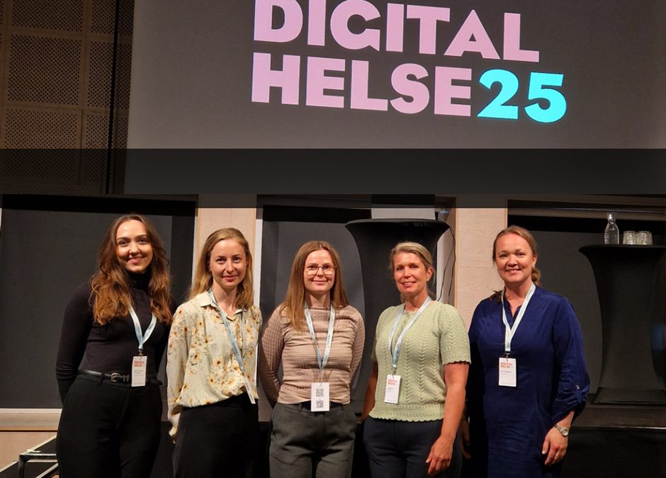 En gruppe mennesker som poserer for et bilde