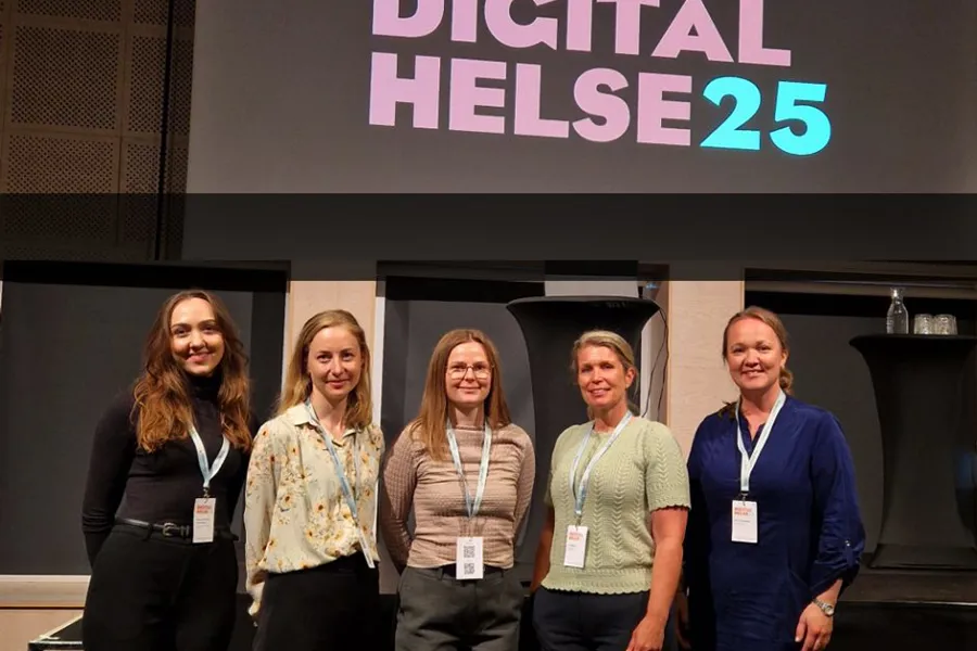 En gruppe mennesker som poserer for et bilde