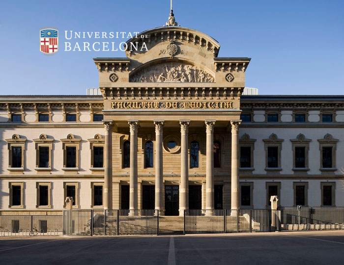 En stor bygning med søyler