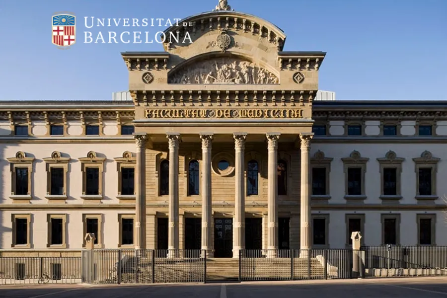 En stor bygning med søyler