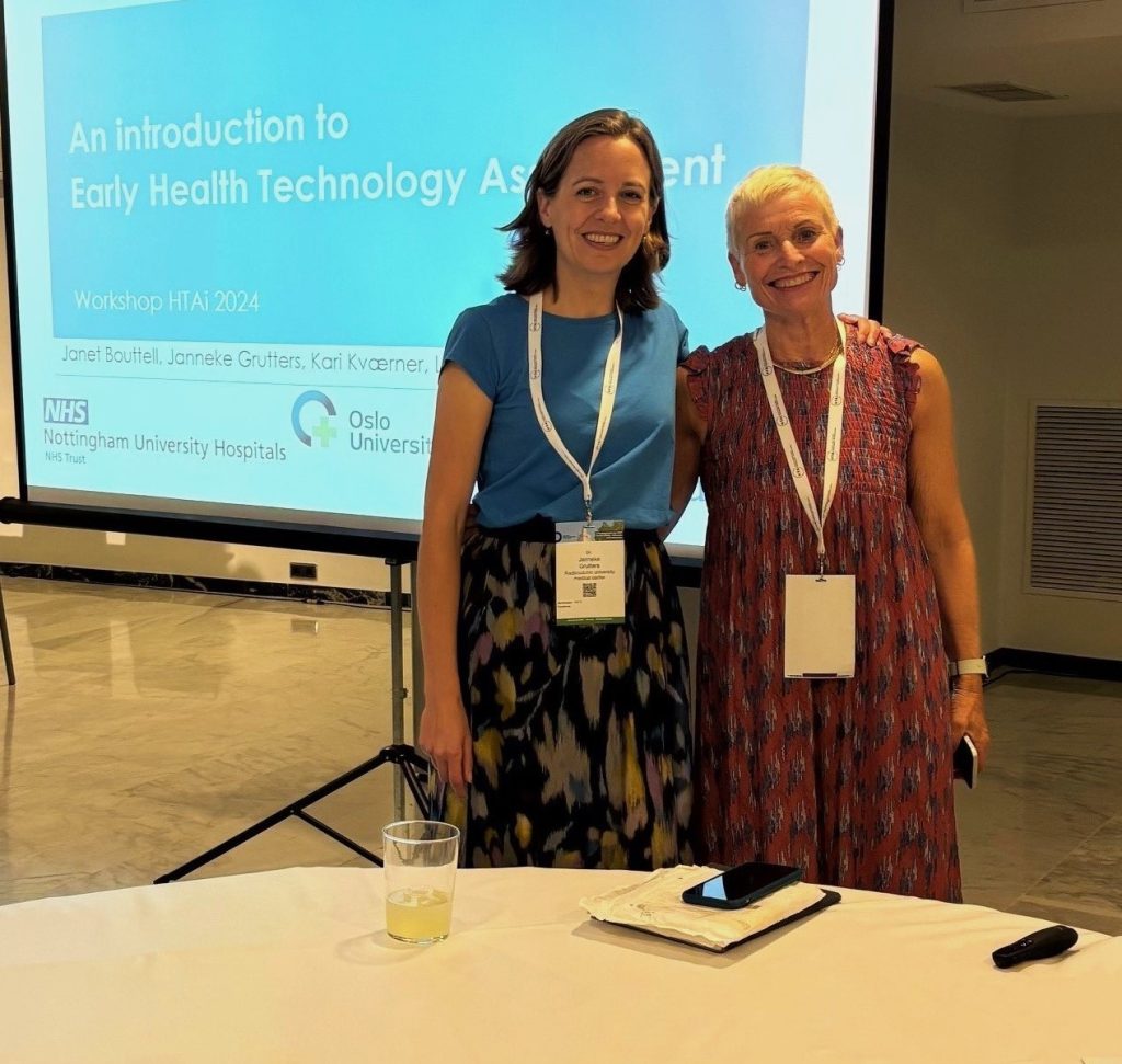 Noen kvinner som står foran en skjerm