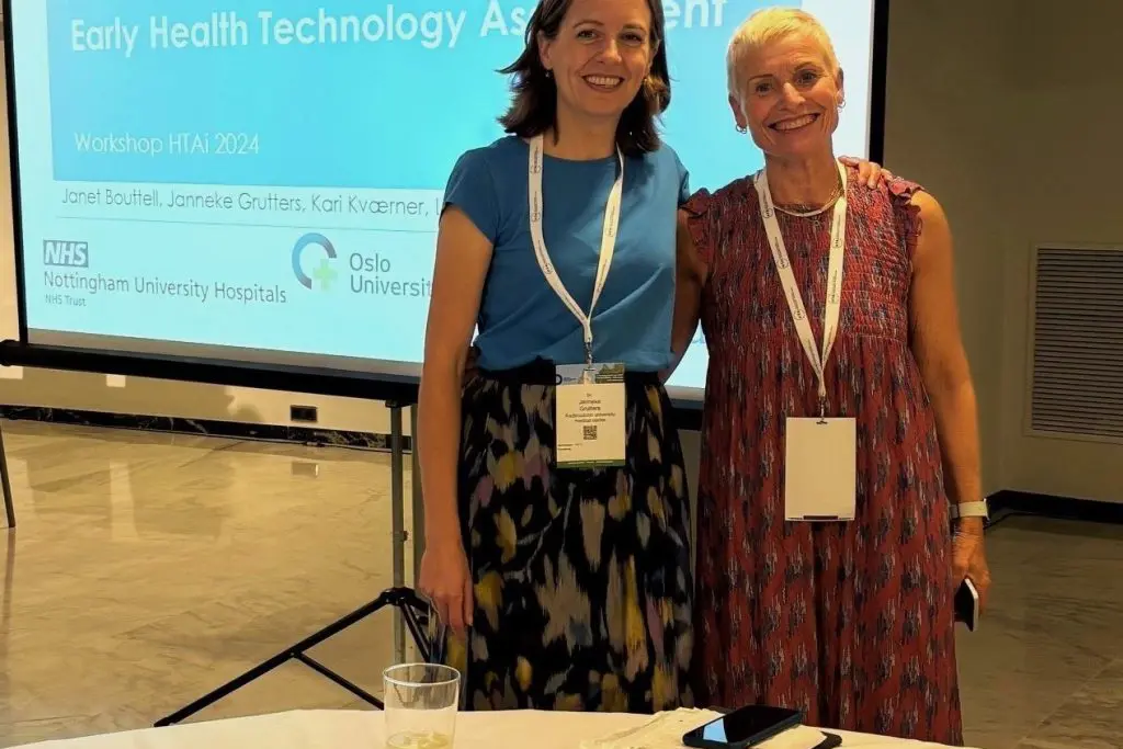 Noen kvinner som står foran en skjerm