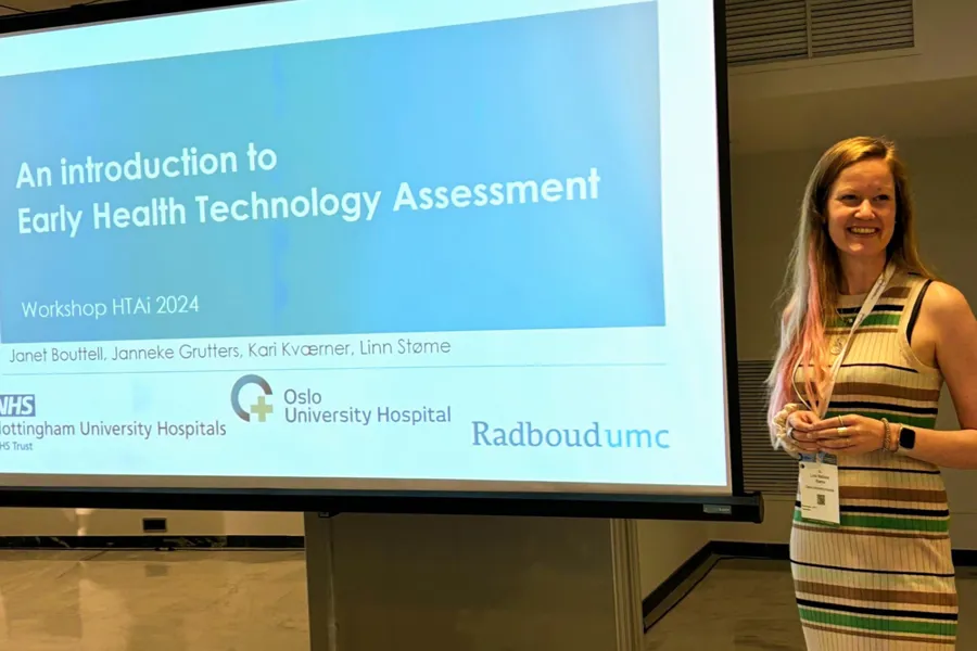 En kvinne som står ved siden av en skjerm