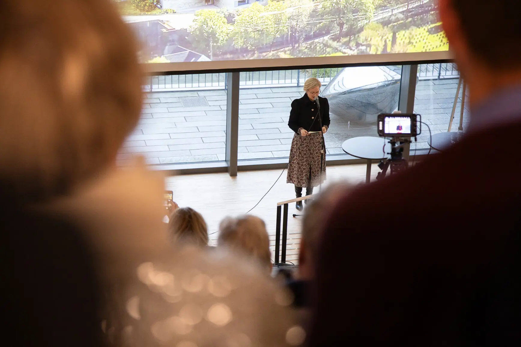 En person som står foran en skjerm