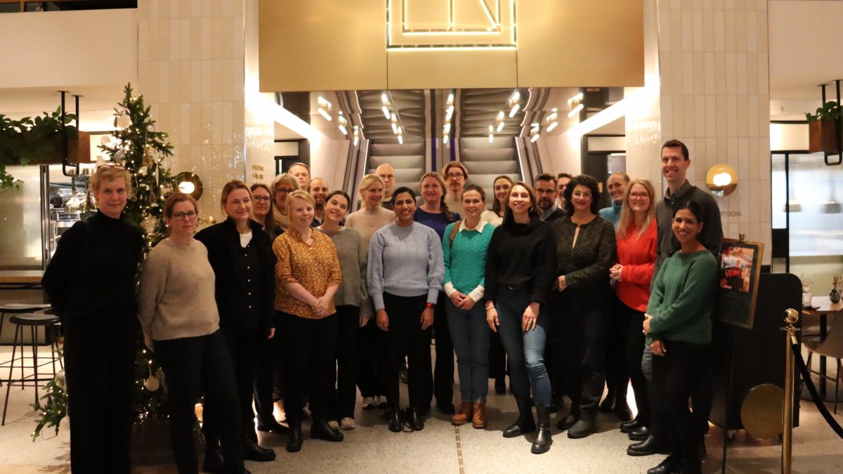 En gruppe mennesker som poserer for et bilde