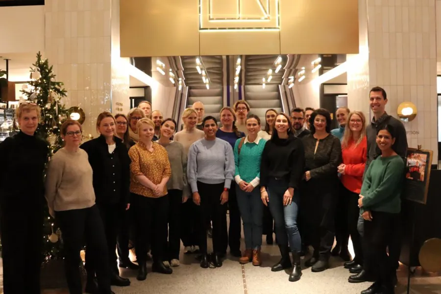 En gruppe mennesker som poserer for et bilde