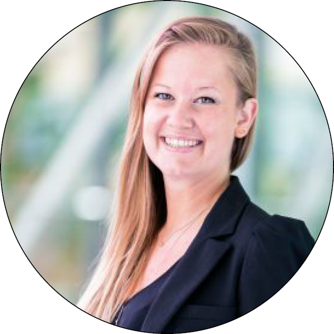 En kvinne som smiler til kameraet