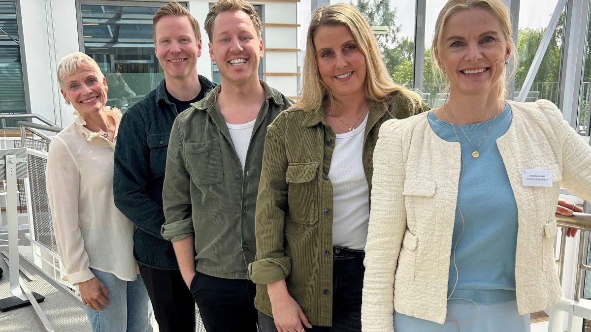 En gruppe mennesker som poserer for et bilde