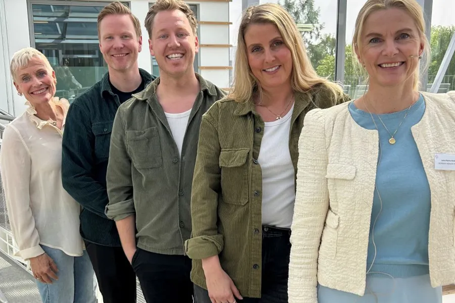 En gruppe mennesker som poserer for et bilde