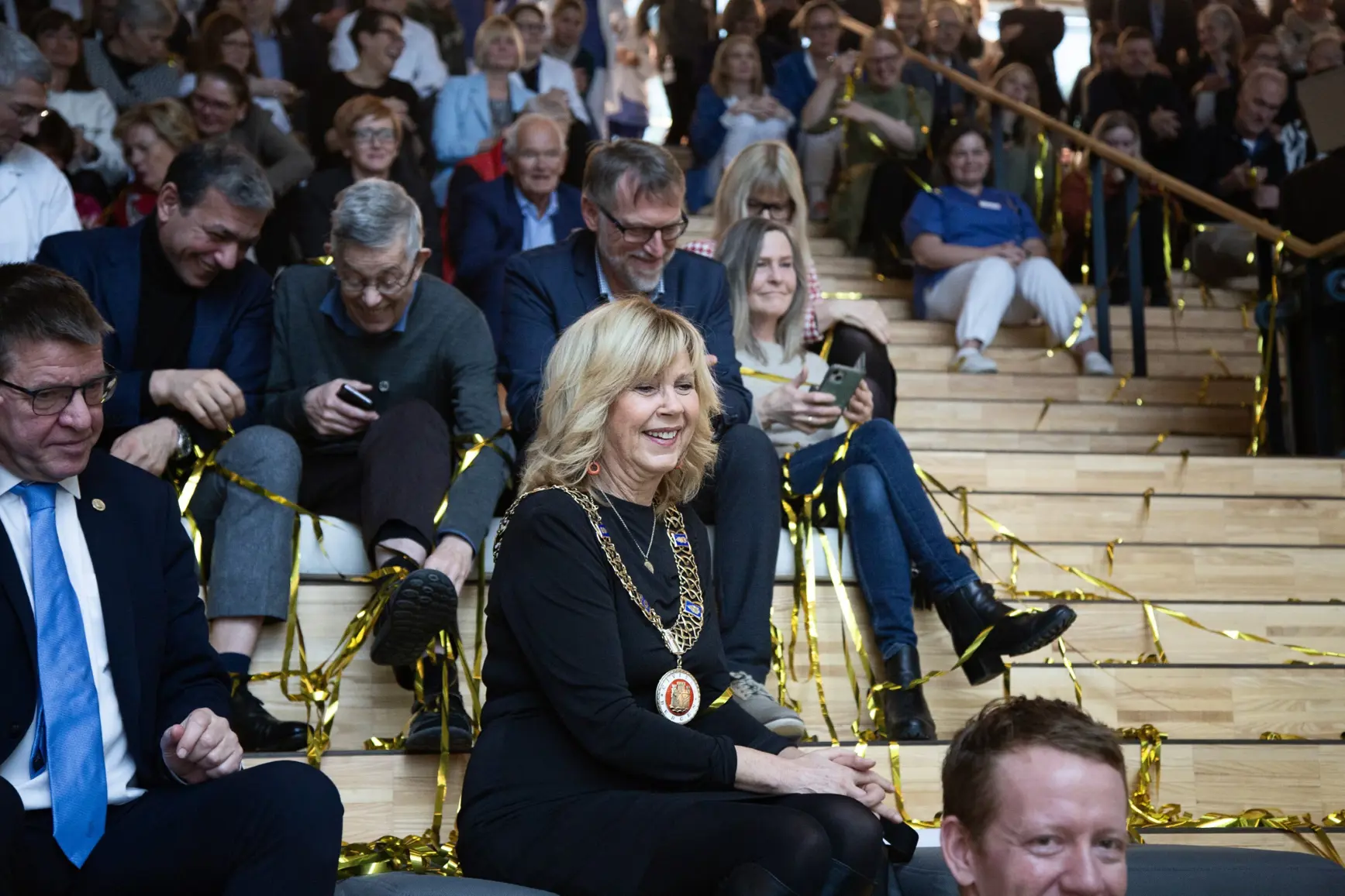 En gruppe mennesker som sitter i stoler