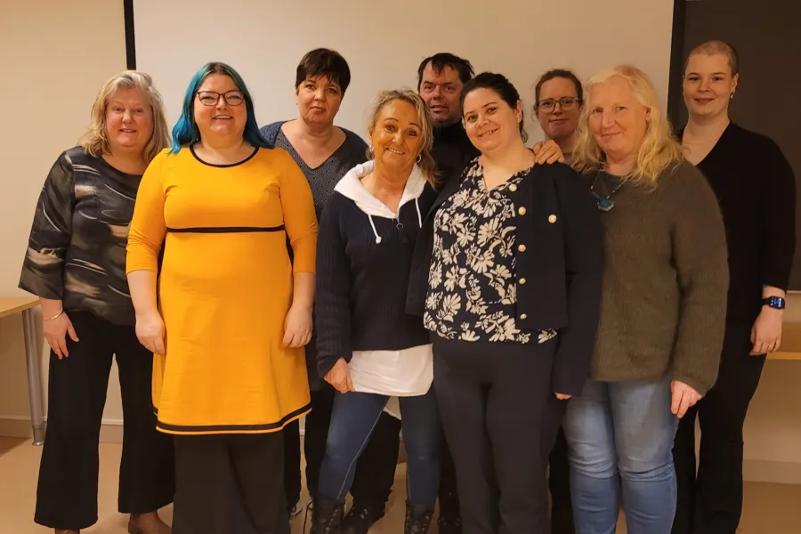 En gruppe mennesker som poserer for et bilde