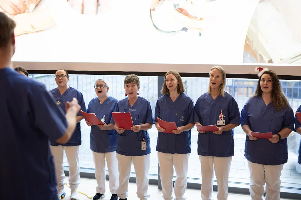 En gruppe mennesker iført matchende T-skjorter