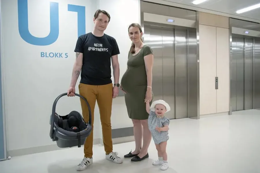 En mann og kvinne med en baby