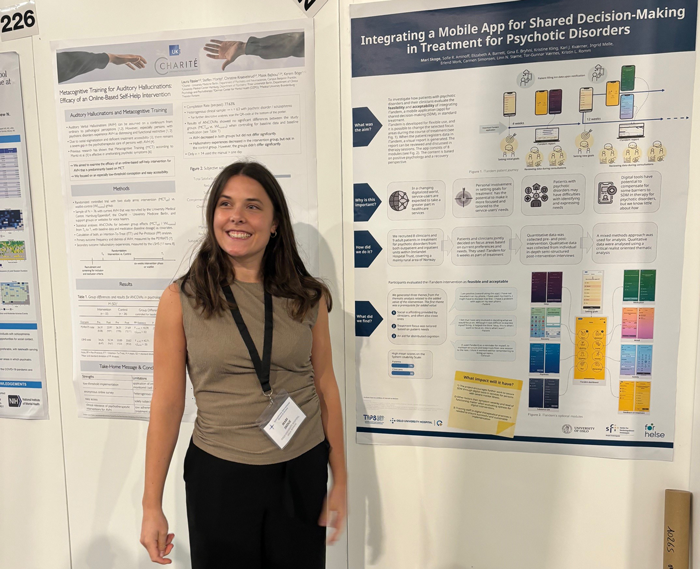 En person som står foran en plakat