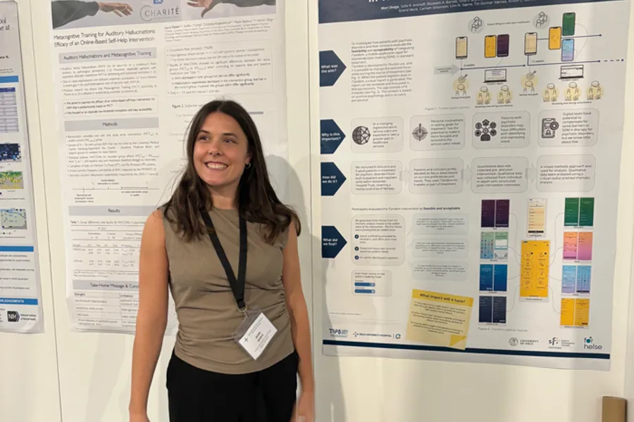 En person som står foran en plakat