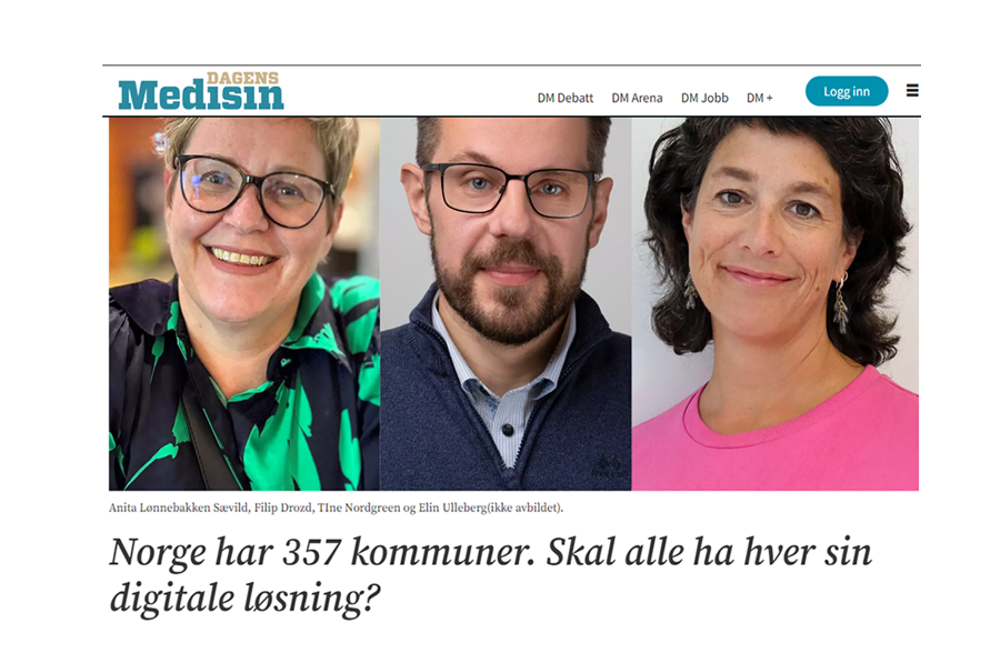 En gruppe mennesker som smiler