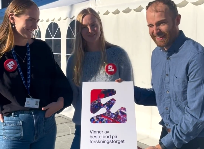 Noen få som holder et skilt