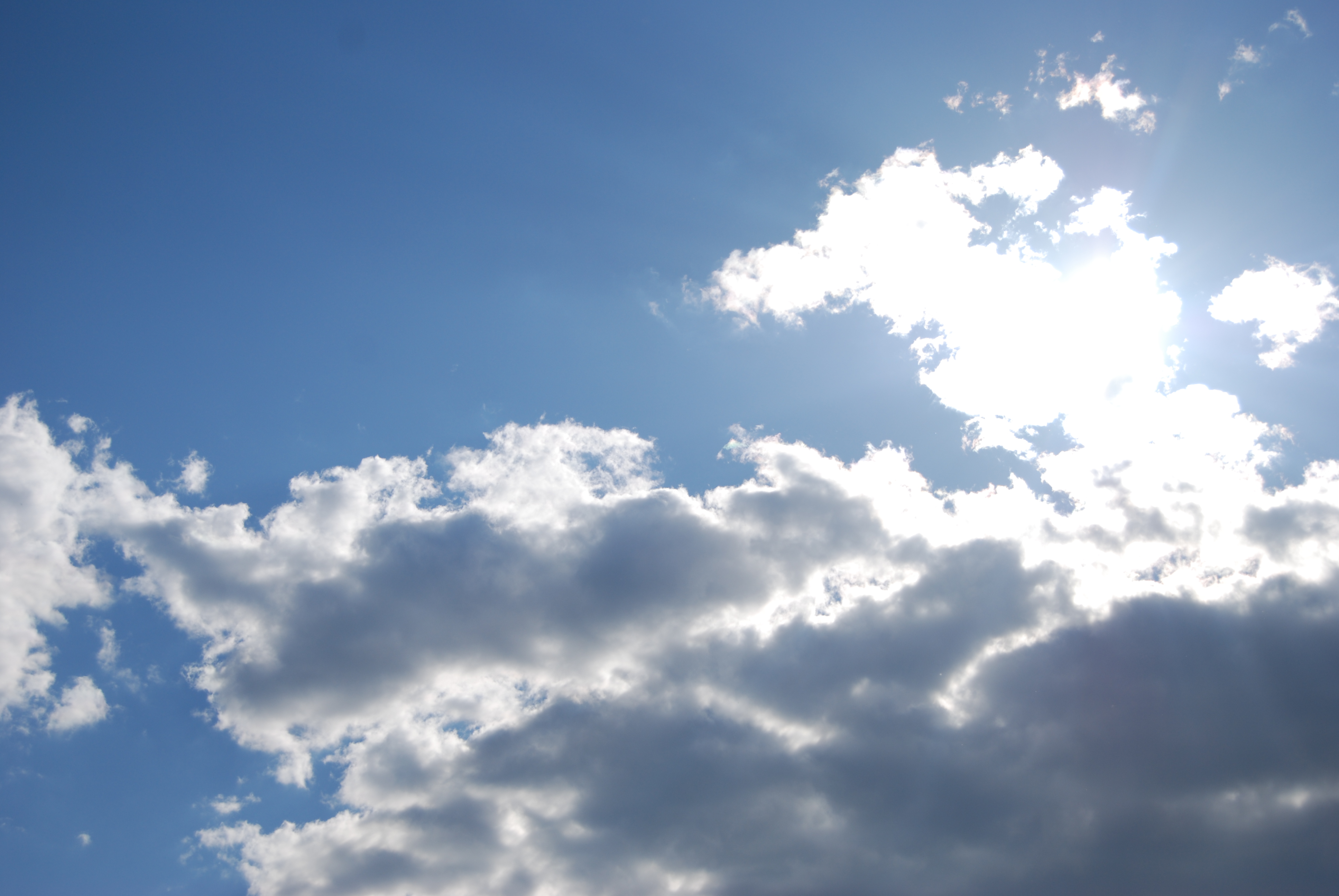 En blå himmel med skyer