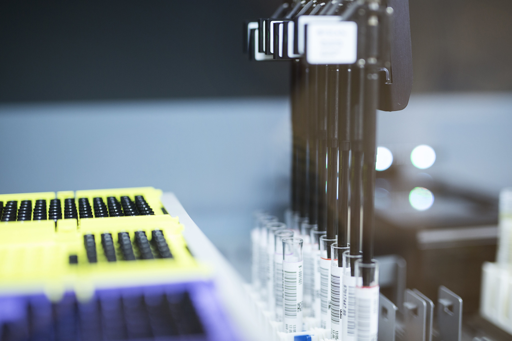 Et nærbilde av en gul elektronisk enhet