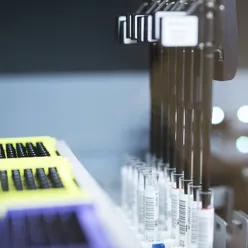 Et nærbilde av en gul elektronisk enhet