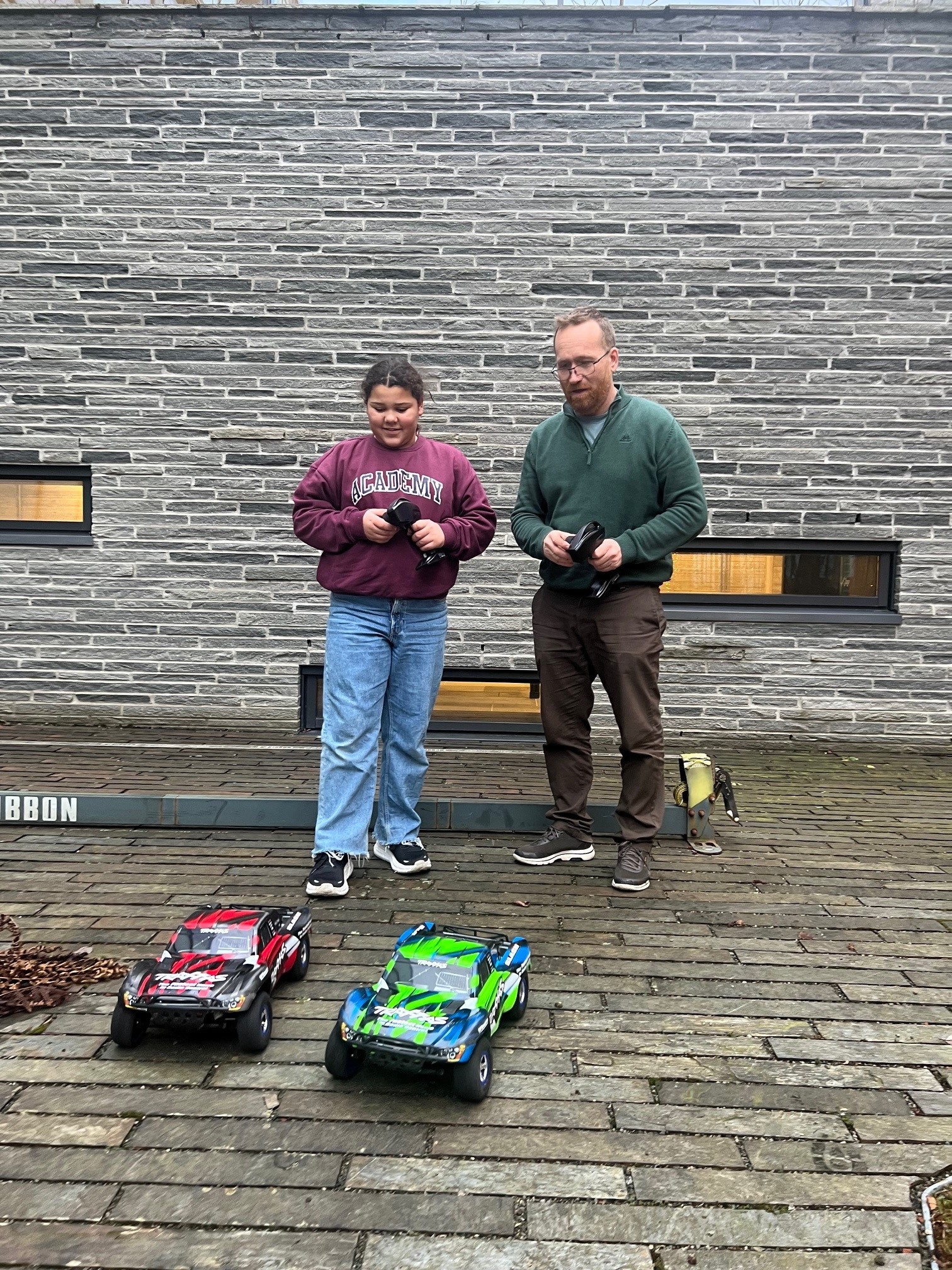 En mann og en kvinne som står på fortauet