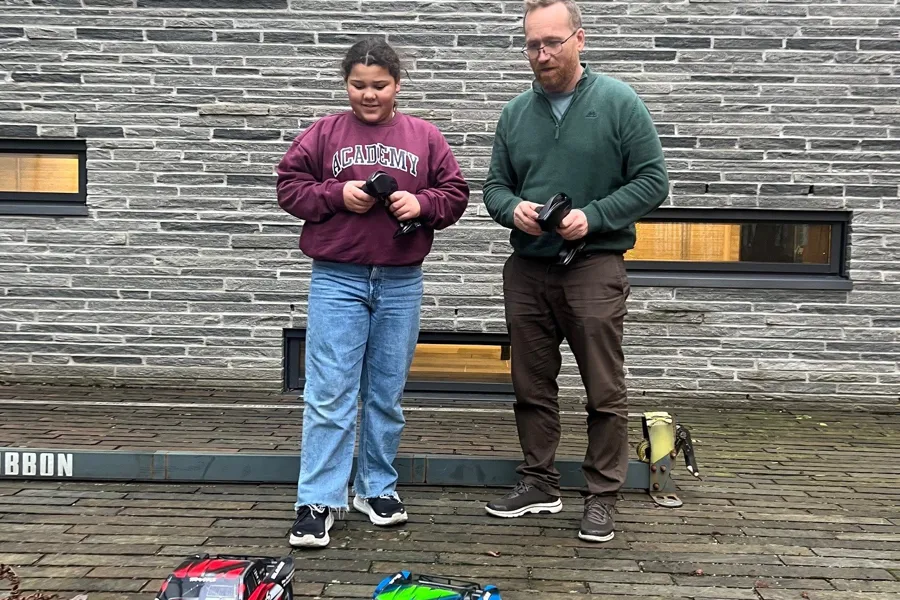 En mann og en kvinne som står på fortauet