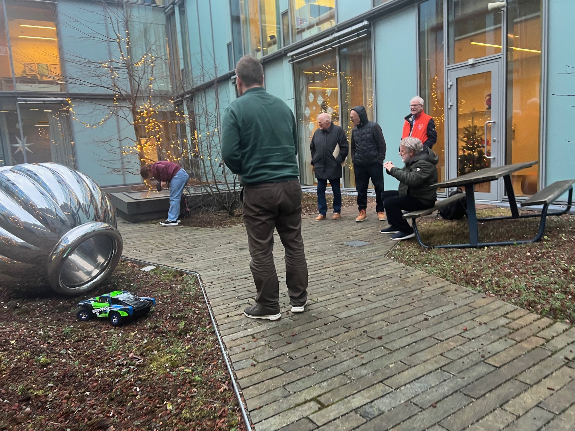 En gruppe mennesker utenfor en bygning