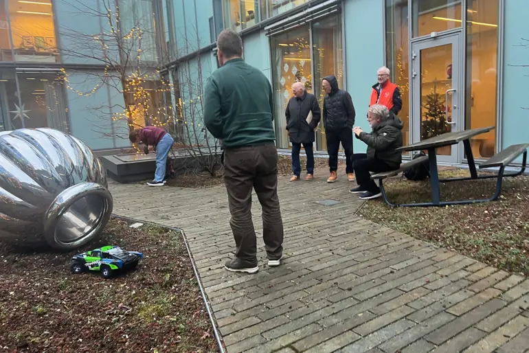En gruppe mennesker utenfor en bygning