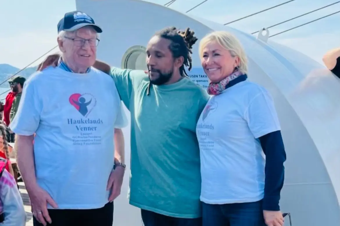 En gruppe mennesker som står sammen