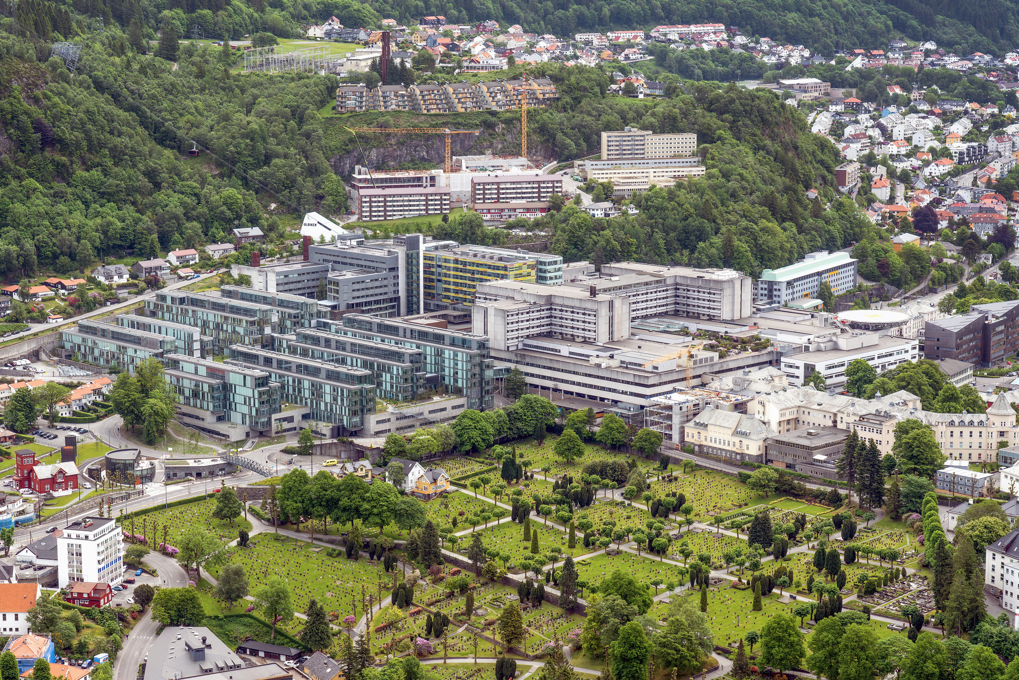 En by med mange bygninger