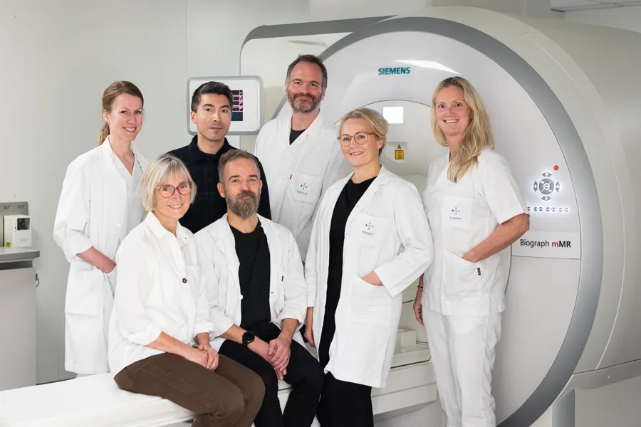 En gruppe mennesker som poserer for et bilde